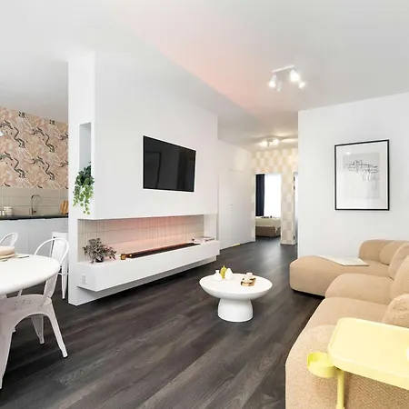 Unique 2-bedroom With Balcony Parking By Renters Prestige *