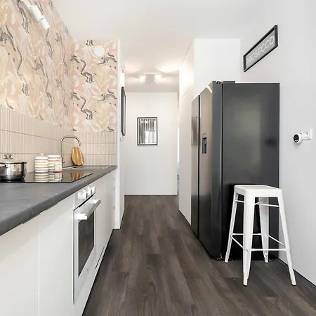 Unique 2-bedroom With Balcony Parking By Renters Prestige *